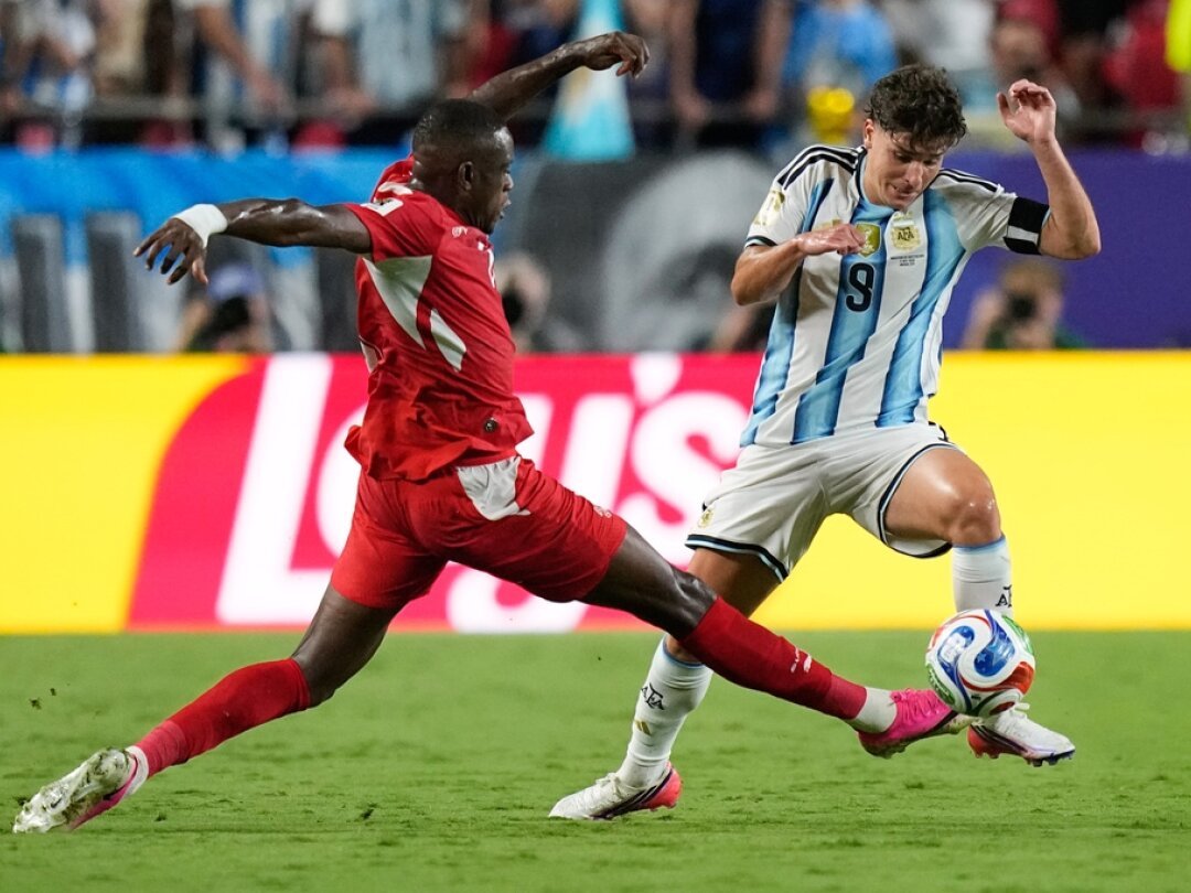 Julian Alvarez marque le 2-1 pour l'Argentine en quart de finale du Mondial 2026.