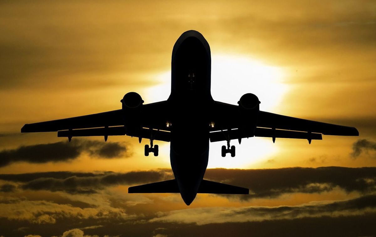 Un avion en vol symbolisant la future ligne aérienne entre N
