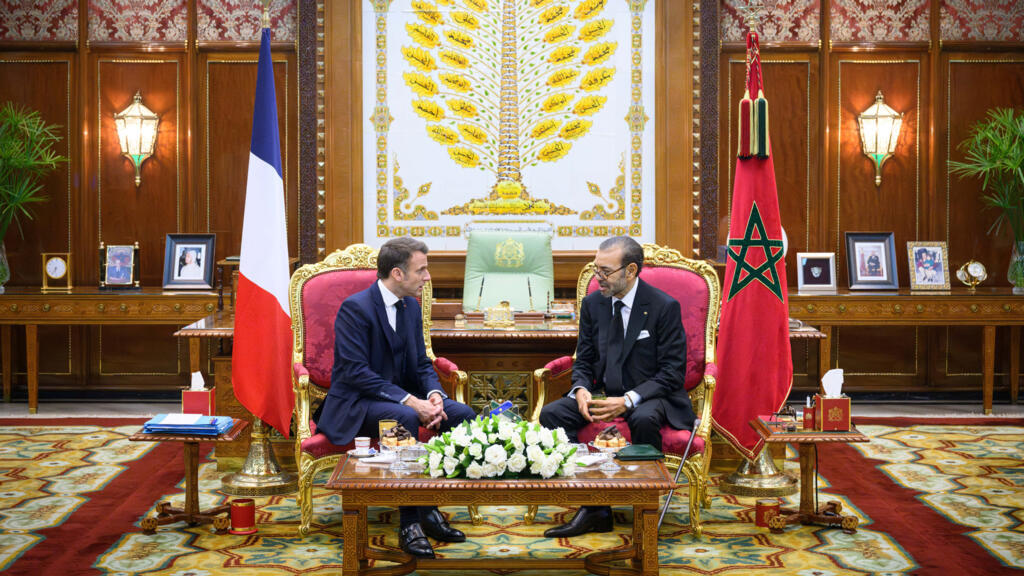 Le président français accueilli par le roi marocain, symbole des relations diplomatiques entre les deux pays