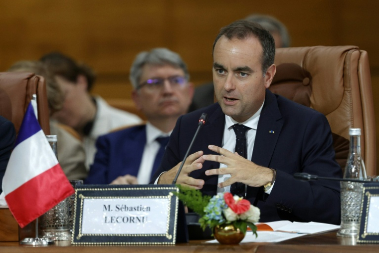 Sébastien Lecornu lors d'un discours devant des ministres marocains à Rabat