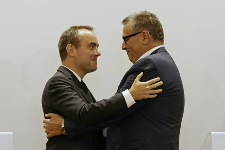 Le Premier ministre français Sébastien Lecornu (g) et son homologue marocain Aziz Akhannouch lors d'une accolade à Rabat