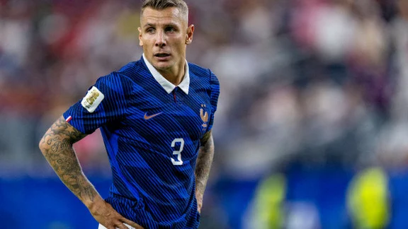 Lucas Digne, latéral gauche français, au centre du débat sur son transfert au PSG