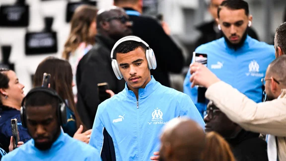 Mason Greenwood en discussion avec des officiels de l'OM
