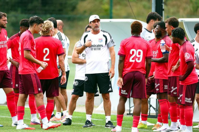 Paulo Fonseca entouré de ses joueurs lors du match amical Lyon - FC Saint-Gall (6-3) le 11 juillet
