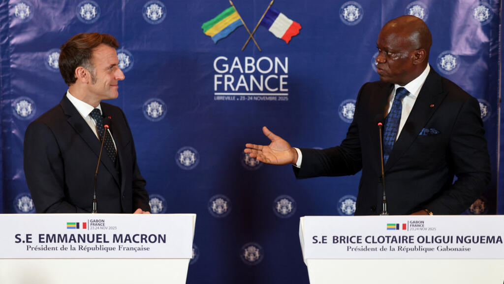 Les présidents français et gabonais, Emmanuel Macron et Brice Oligui Nguema, lors d'une conférence de presse à Libreville en novembre 2025.
