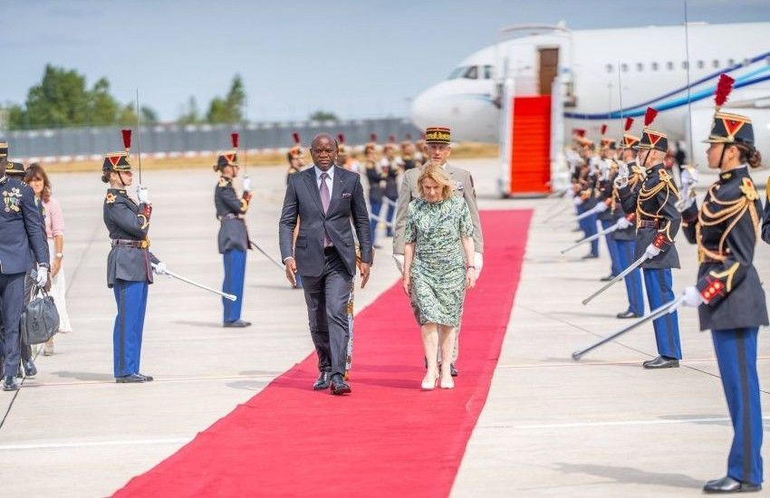 Le président gabonais Oligui Nguema en discussion avec la ministre française de la Culture