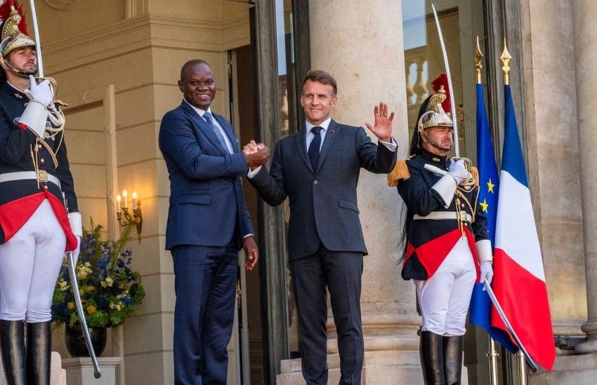 Les présidents Macron et Oligui Nguema à l'Élysée lors d'une poignée de main officielle