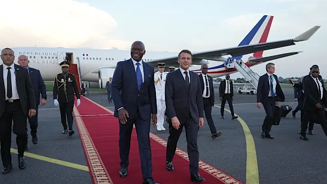 Le président gabonais Brice Clotaire Oligui Nguema en conversation avec des officiels