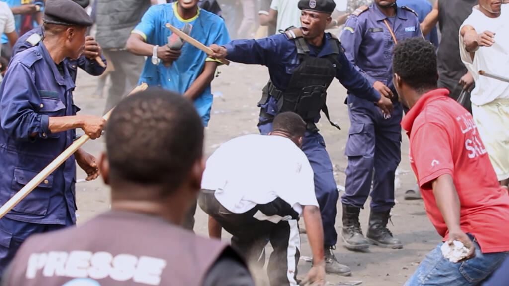 Des affrontements entre forces de l'ordre et manifestants à Kinshasa illustrent les tensions politiques en République démocratique du Congo