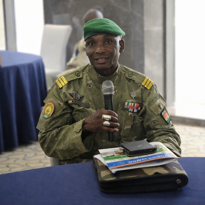 Le préfet de Torodi, capitaine Boureima Dobi, détaille les actions de l'État pour les déplacés