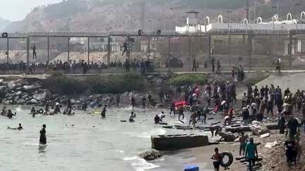 Des migrants arrivent sur la côte de Ceuta après avoir traversé à la nage la frontière maroco-espagnole, le 30 juillet 2026