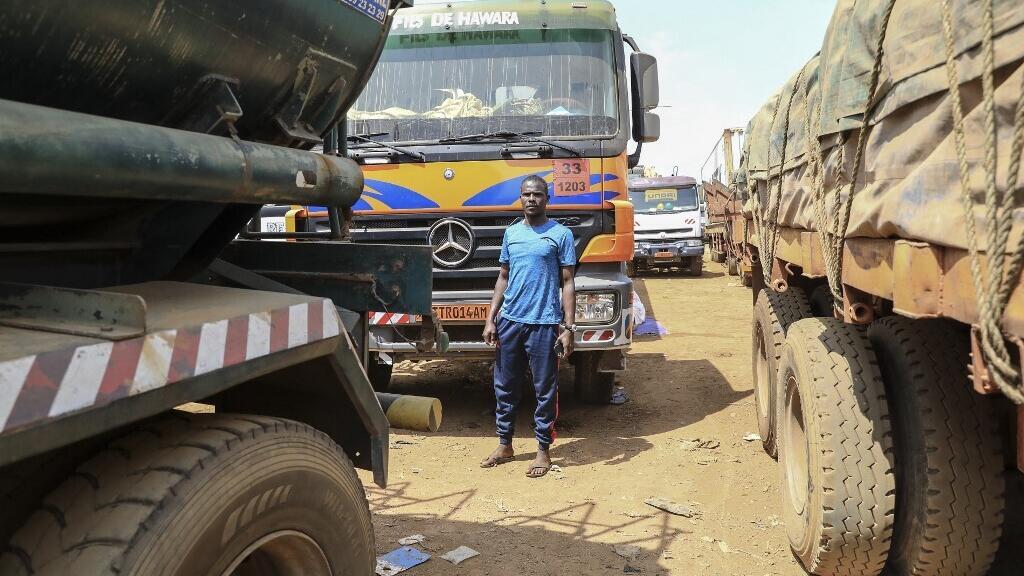 Camions en attente sur l'axe routier entre Douala et Bangui, un corridor économique vital pour l'Afrique centrale