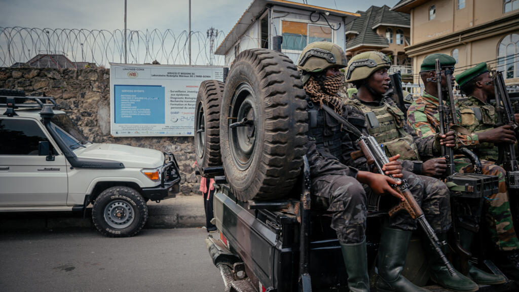 Des soldats de l'AFC/M23 en patrouille près d'un laboratoire médical à Goma, en mai 2026.