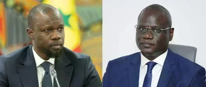 Ousmane Sonko et Abdourahmane Diouf, ministres du Sénégal, lors d'une réunion politique