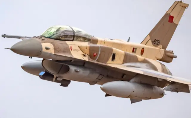 Avion de chasse F-16 marocain, symbole de la puissance militaire du pays et de sa coopération avec les États-Unis.