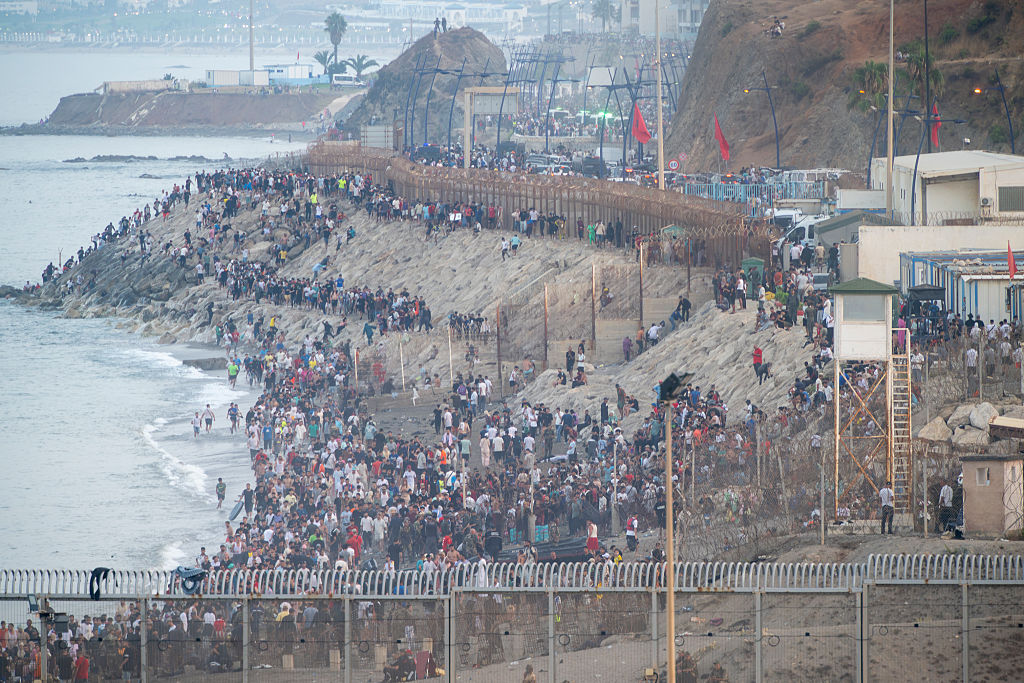 Drapeaux du Maroc et de l'Espagne flottant côte à côte