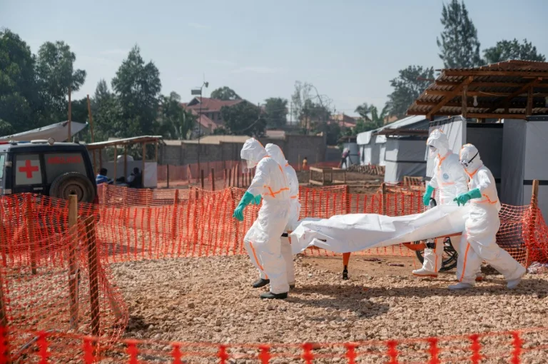 Équipe médicale en intervention contre Ebola en RDC