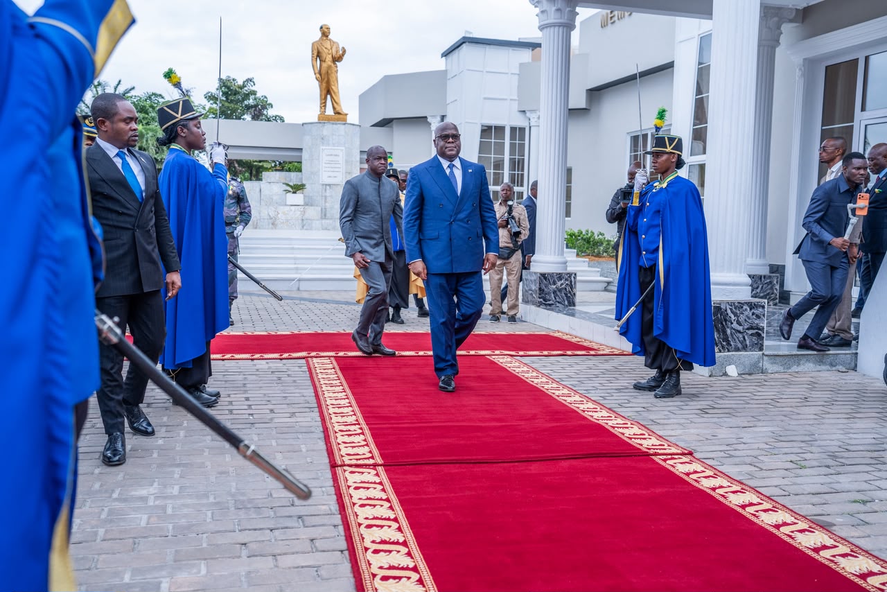 Félix-Antoine Tshisekedi et Brice Clotaire Oligui Nguema lors de leur rencontre à l’aéroport international Léon Mba
