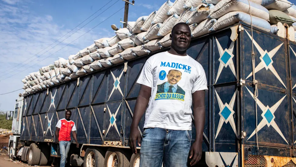 trucks lined up on the Dakar-Bamako route