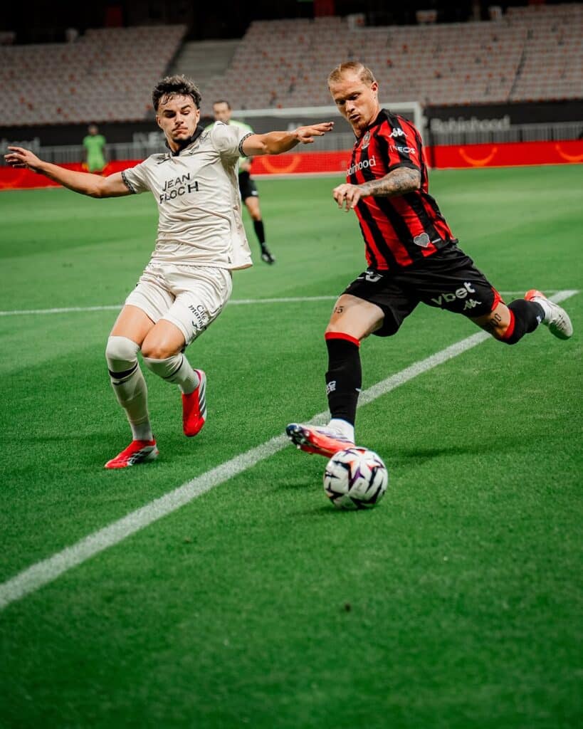 Melvin Bard contre le FC Lorient.