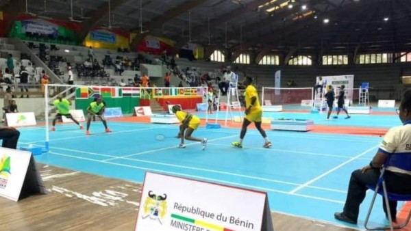 Les champions béninois d'AirBadminton célébrant leur victoire contre Maurice