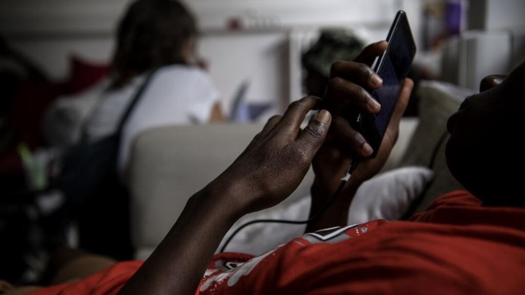 Marché de téléphones importés à Yaoundé : les nouveaux tarifs douaniers bouleversent les habitudes d'achat