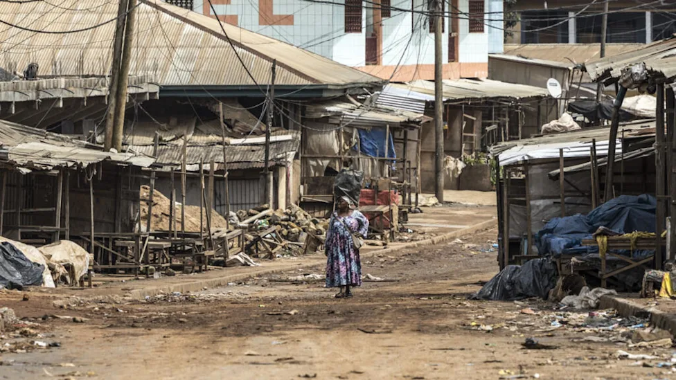 Drapeaux bleu et blanc flottant symbolisant les revendications séparatistes dans le Nord-Ouest camerounais